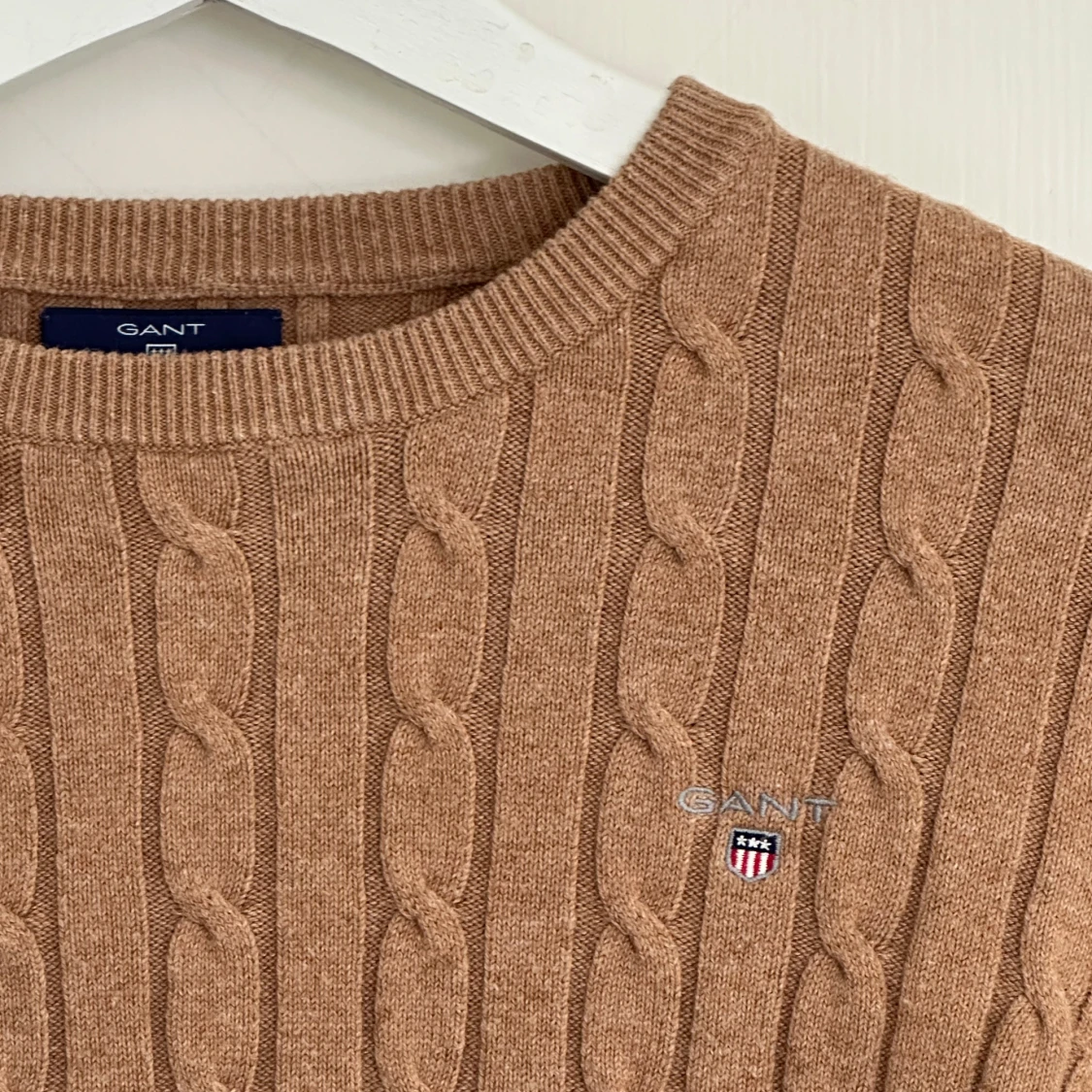 Brun/beige stickad tröja från GANT - 1