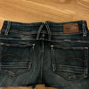 jeansshorts ( kolla beskrivning - Klippt från jeans till shorts. Dem sitter väldigt fint på. Dem är low-waist. Dem är från G-Star RAW. Midjemått: 35cm. Välj ett sätt att vika upp dem som på 2&3 bilden! Meddela mig om det är några minsta funderingar💕