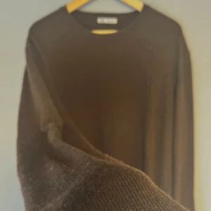 Brun tröja från Zara - Säljer en snygg brun tröja från Zara. Skönt material och bra passform. Plagget är lite nopprigt men annars mycket fint skick! Strl L. Skriv om det finns frågor!