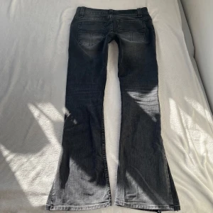 Tiger of sweden jeans  - Jeansen är omsydda längst ner, skriv för närmare bild💕Midjemåttet tvärs över är 40cm och innerbensländen är 84cm