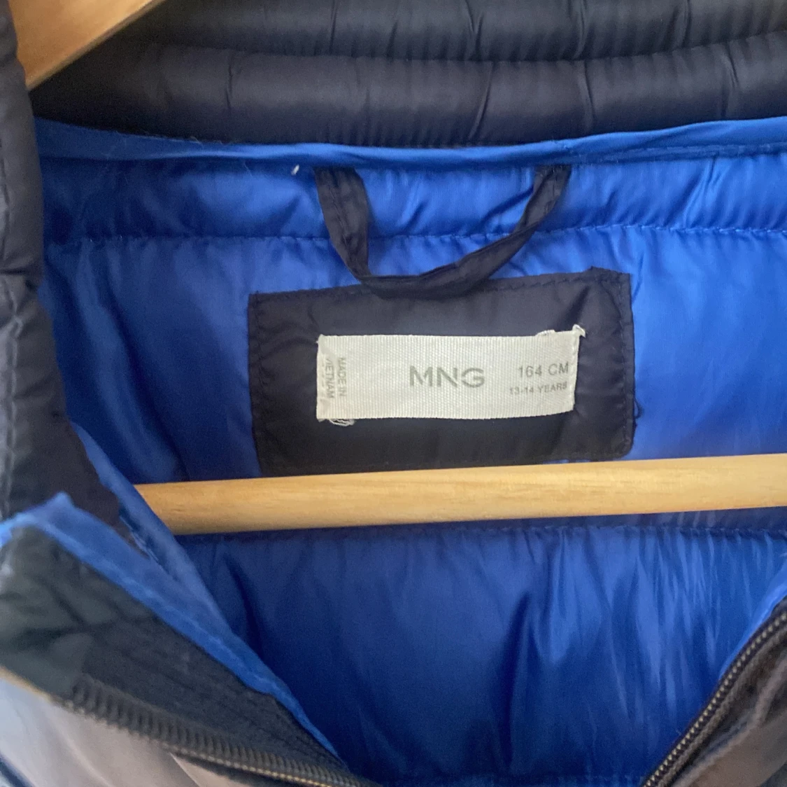 Mörkblå dunväst från MNG - 2