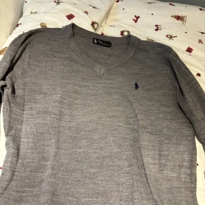 ralph lauren tröja - säljer denna ralph lauren tröjan så den inte kommer till användning längre.Den är inte storlek L men skulle säga att den är som en S eller M.