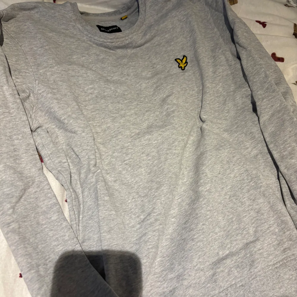 Säljer denna lyle&scott tröjan då den inte kommer till användning.. Tröjor & Koftor.