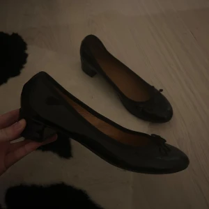 Svarta ballerinaskor med klack - Svarta, ballerinaskor med klack