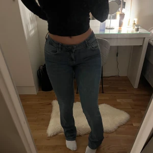 Blå jeans från Zara - Säljer ett par snygga blåa jeans lågmidjade bootcut från Zara i storlek S. De är i bra skick och har använt 3 gånger. Perfekta för både vardag och fest! 💙