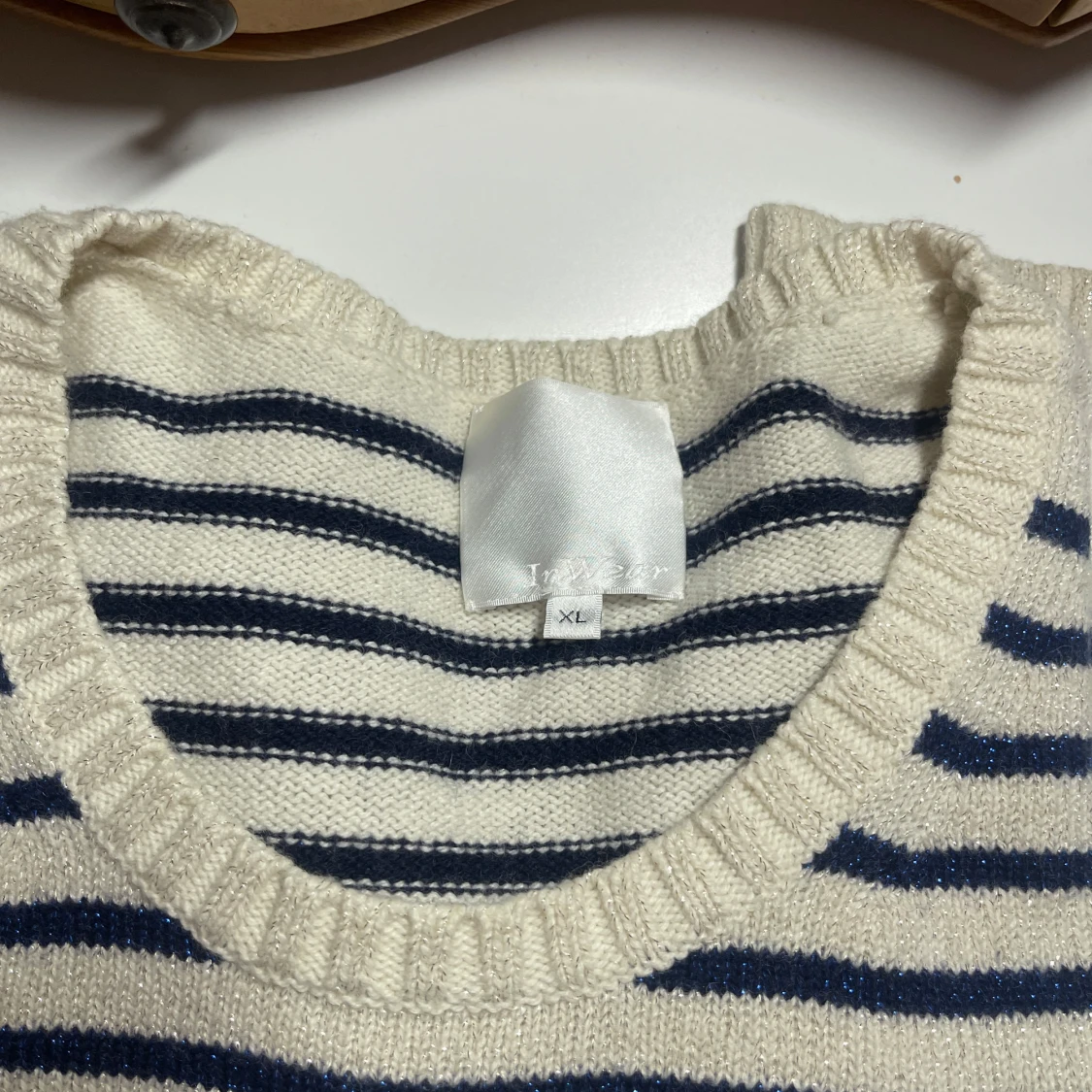 Randig stickad tröja i blått och vitt - 90