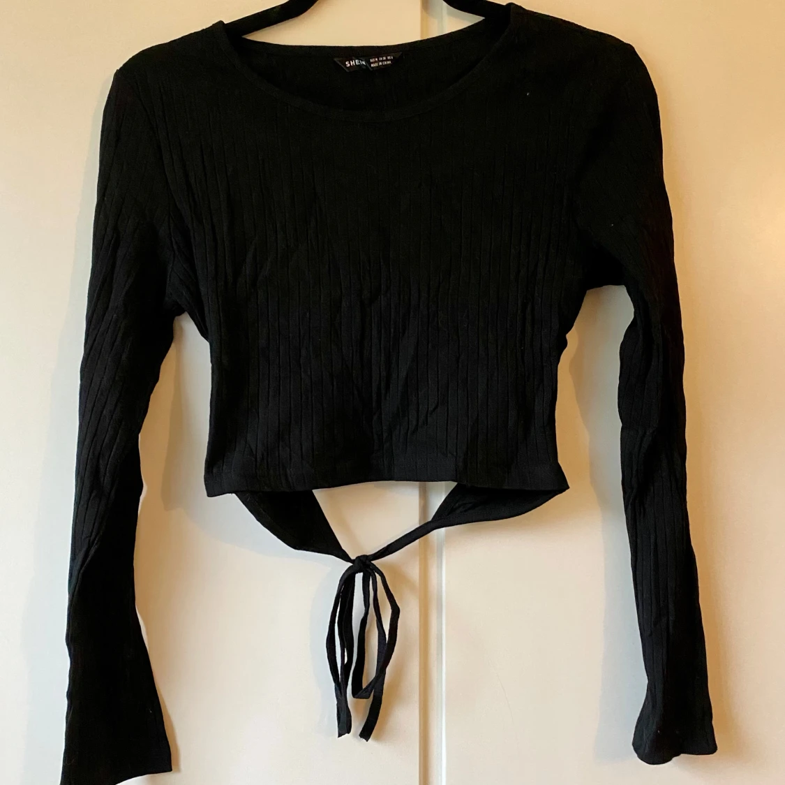 Svart ribbad croppad topp