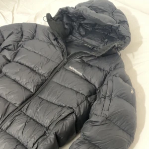 Peak Performance jacka - Säljer svart peak performance jacka, knappt använd, suveränt skick, storlek L. Fraktas direkt vid köp.