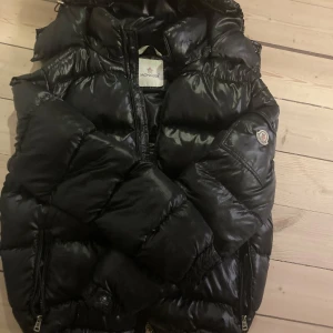 Monclear Maja - En monclear Maja i fint skick, har inte haft den länge pga för stor för mig,