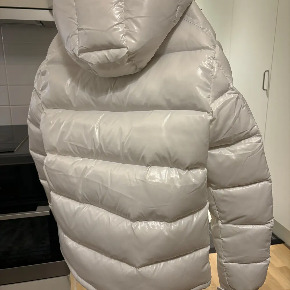 Säljer en puffig och snygg moncler maya i färgen vit, den är i storlek 4 och knappt använd, säljer då den inte kommer till användning! Kan tänka mig att gå ner lite i pris vid snabb affär . Jackor.