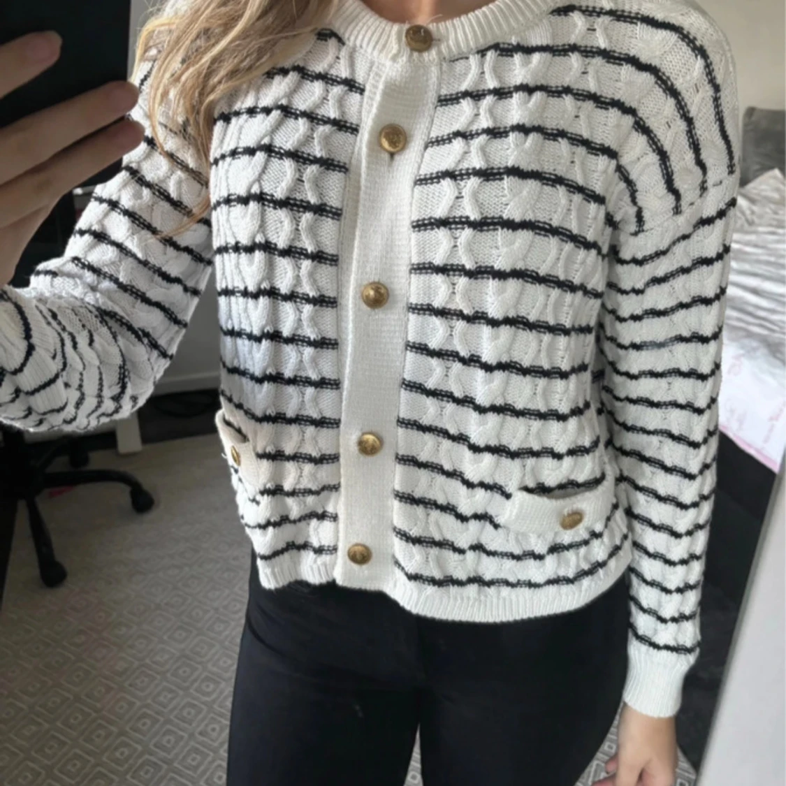 Vit och svart randig kofta med guldknappar
