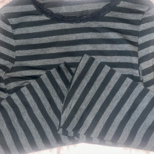 Tröja med utsvängda armar - Randig tröja med utsvänga armar och spetsdetaljer