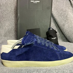 Saint Laurent skor  - galen eftertraktad och sällsynt ysl skor. Skorna är i sjukt bra skick 9,5/10. Allt og förutom dustbag ingår🤩. Självklart äkta. Nypris 7323. Storlek 43 men passar 44.