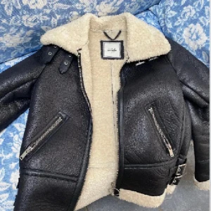 Paket - bikerjacka och rödväska - Obs! Detta paket innehåller en fodrad bikerjacka stl 34 och en röd väska från zara. 