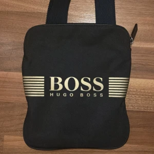 Mörkblå Hugo Boss Väska! - Äkta Hugo boss väska i väldigt bra skick, lite seg att stänga men något man inte stör sig så mycket på! Använt 3-4 gånger 