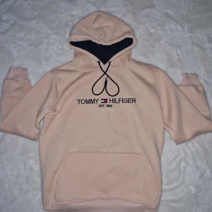 Beige hoodie från Tommy Hilfiger - Säljer en snygg beige hoodie från Tommy Hilfiger. Den passar XS och S. Ställ gärna frågor!