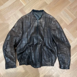 Retro vintage läderjacka med patchat mönster - Bra skick för dess ålder. Står ingen storlek, men skulle säga runt L. Bra fit. Skriv för mer info