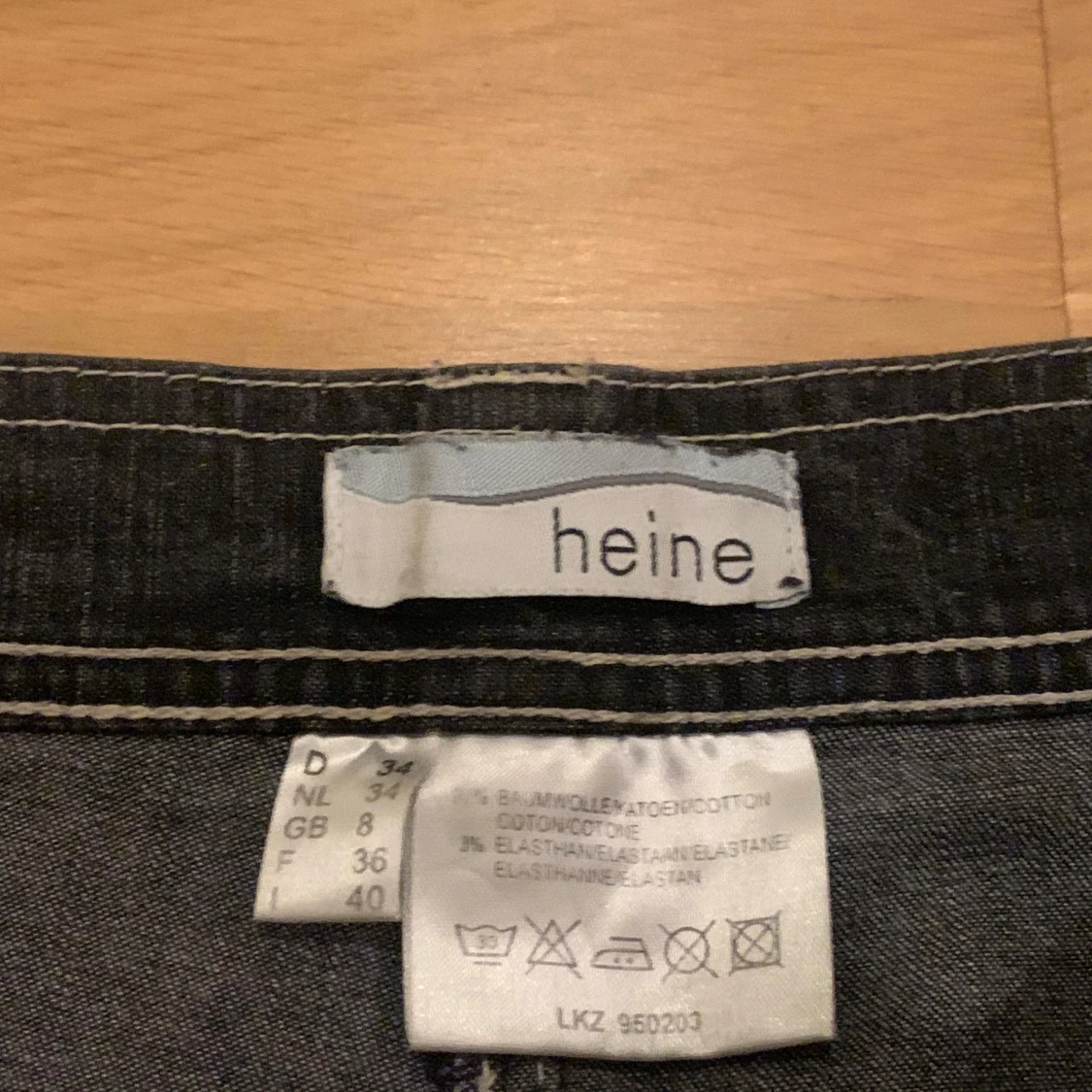 Svart/grå utsvängda byxor  - 92