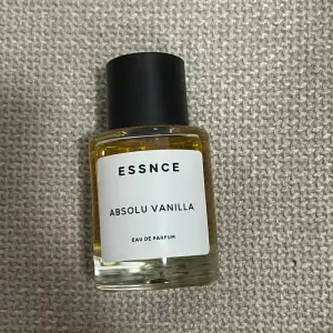 Säljer en flaska Essnce Absolu Vanilla Eau de Parfum. Flaskan är nästan full, se bild. Ursprungligen 50ml💕