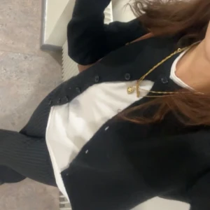 Svart kofta från Gina Tricot - Säljer en svart kofta från Gina Tricot. Den har knappar framtill och är perfekt för både vardag och fest. Koftan är i mycket bra skick och passar perfekt till höst- och vintergarderoben. 🖤