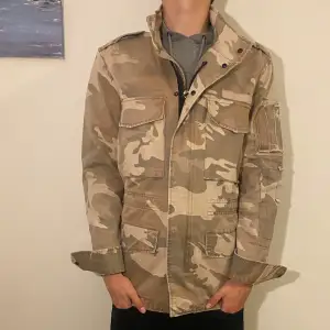 Riktigt schysst Zadig & Voltaire camo jacka i storlek S men passar även M. Jackan är i nyskick 10/10 finns inga defekter. Nypris ca: 4000 kr mitt pris 1500! Hör av er vid frågor och funderingar!Pris kan diskuteras!