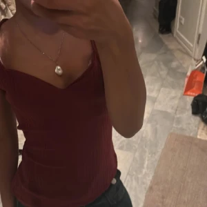 Vinröd ribbad topp från Anna Field - Säljer denna snygga vinröda topp, jätte bra skick och har inte använt någon gång bara testat❤️ skriv om frågor