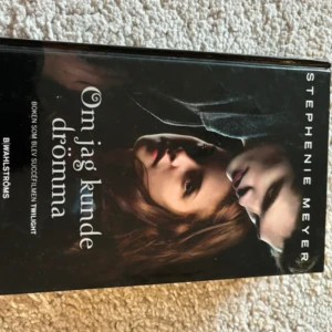 Om jag kunde drömma - Säljer boken 'Om jag kunde drömma' av Stephenie Meyer. Det är den svenska utgåvan av den populära Twilight-serien. Boken har ett dramatiskt omslag med två ansikten i närbild. Perfekt för dig som älskar romantik och spänning! Säljer fler böcker, kolla min profil! 