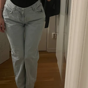 Lågmidjade jeans  - Lågmidjade ljusblå jeans från Bikbok storlek W30/L32 motsvarar cirka M. Passformen är straight. Pris 199 kr. Mycket bra skick, endast använt ett par gånger.