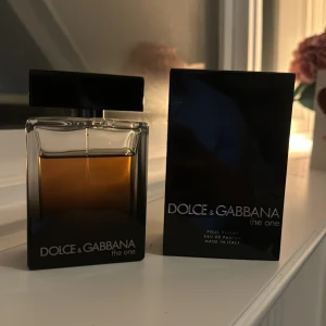 Dolce & Gabbana The One - Säljer en elegant parfym från Dolce & Gabbana, The One. Flaskan är stilren med en mörk, gradient design och svart lock. Perfekt för speciella tillfällen eller som en lyxig vardagsdoft. Kommer i originalförpackning. Passa på att köpa denna klassiska doft!