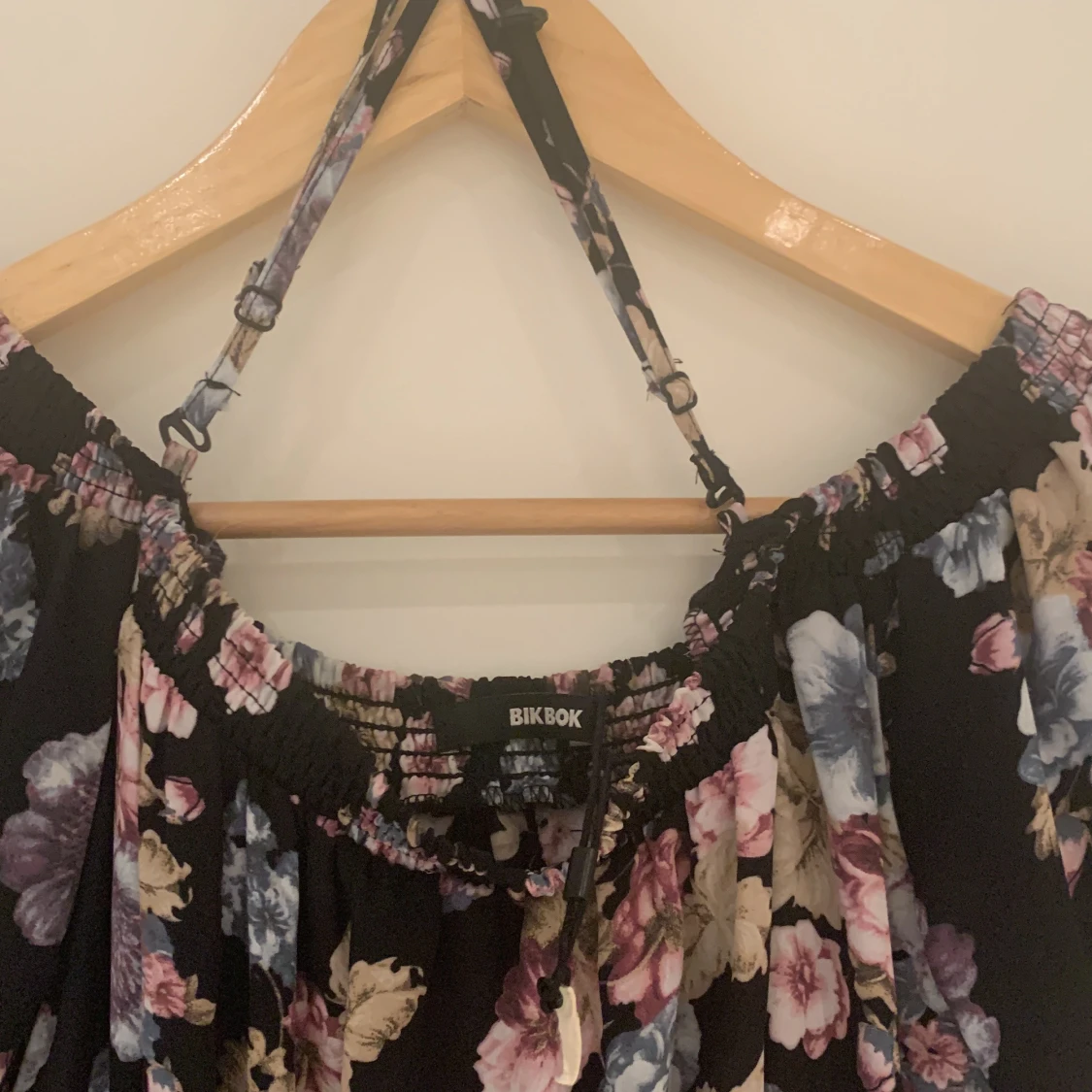 Blommig klänning med trekvartsärm - 93