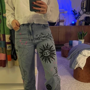 Jeans från bershka  - Säljer ett par coola Bershka jeans i straight fit med unika tryck. Storlek 36. Använda vid två tillfälle 