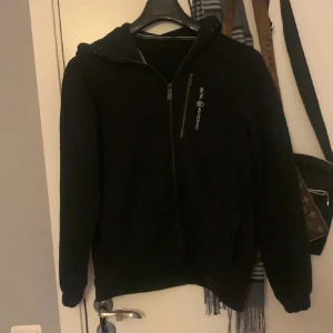 Svart sailracing kofta  - Säljer min sailracing för den är förliten för mig. Stl S  och inte mycket använd så mycket bra skick och ser ut som ny. Pris kan diskuteras