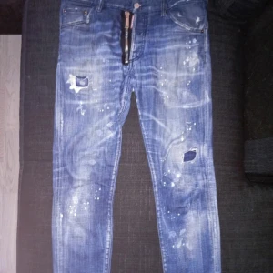 Dsquared2 jeans stl 48 med kvitto. BILLIGT!!!  - Säljer mina Dsquared2 jeans i storlek 48 & som är i mycket bra skick! Dom är självklart äkta med kvitto & är i mycket bra skick.  Pris i affären 6699kr & mitt pris är endast 1299kr!  Kan gå ner i pris vid snabb affär. Hör av er vid intresse. :) 