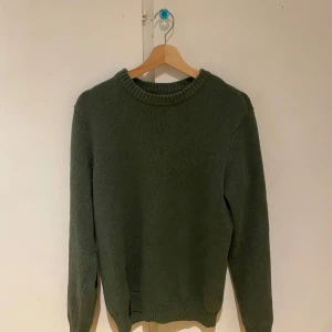Grön stickad tröja  - Säljer grön stickad sweatshirt i väldigt bra skick.