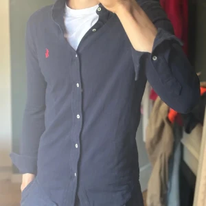 Ralph lauren skjorta - säljer denna ralph lauren skjorta i mesh, fint skick! 