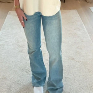 Lågmidjade jeans - Hej säljer mina lågmidjade jeans som är för småa för mig. Skriv för mer detaljer :)