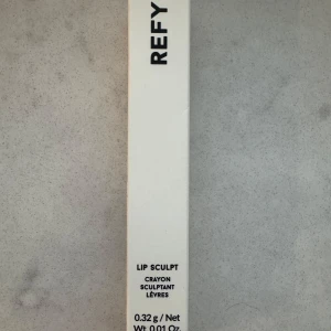 Lip Sculpt i färgen Fawn från REFY - REFY Lip Sculpt i nyansen Fawn är en läppenna som ger en skulpterad look. Perfekt för att definiera och forma läpparna med precision. Den kommer i en stilren förpackning och är lätt att använda för en långvarig effekt.