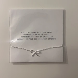 Armband i silver med liten rosett - Ett elegant armband i äkta 925 sterling silver med en söt liten rosett som detalj. Handgjort och hållbart designat för att hålla länge. Passar till alla tillfällen och är en fin presentidé.