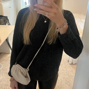 Mörkgrå stickad tröja - Säljer en mysig svart stickad tröja i toppen skick. Tröjan har långa ärmar och en normal passform. Obs! Har vikt upp ärmarna på bilderna❤️Storlek L men passar xs-m mer beroende på hur man vill att den ska sitta. Tveka inte att höra av dig om frågor!