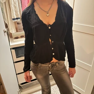 Svart långärmad blus  - Snygg svart blus. Super bekväm och snygg passform, tyvärr lite för liten. Bra kvalitet. Pris kan diskuteras och skriv för fler bilder❤️