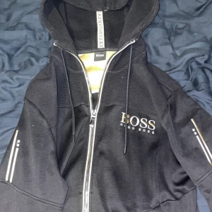 Hugo boss kofta - Äkta Hugo boss kofta storlek M Skick 10/10 Guld/Svart Använd endast 2 ggr  Hör av er om fler frågor  Pris går att diskuteras!!
