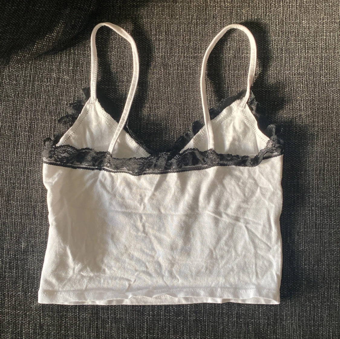 Vit linne med spetsdetaljer köpt från NewYorker - 90