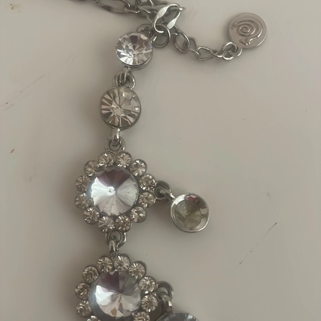 Glittrigt halsband med stora stenar - 91