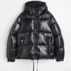 Svart glansig pufferjacka H&M - Säljer en glansig pufferjacka från H&M i superfint skick, inga defekter. Den är använd väldigt sparsamt. Jackan går inte längre att få tag på då den inte säljs längre. Passar perfekt för både höst och vinter! Säljes för 500kr plus frakg