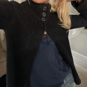 Stickad kofta med polo - Såå fin stickad kofta från Lindex! bolero liknande med knapparna framtill 