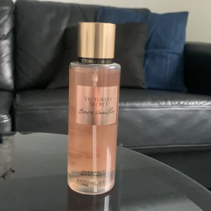Bare Vanilla från Victoria's Secret - Säljer en fräsch och söt doftmist från Victoria's Secret, Bare Vanilla. Perfekt för daglig användning eller speciella tillfällen. Endast testat vid då tillfället så alltså i princip full💗