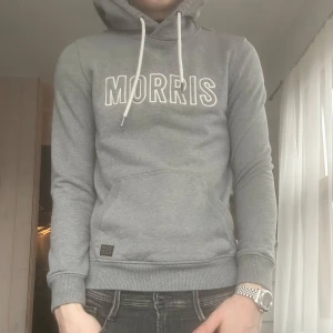 Morris Hoodie  - Säljer en skön grå hoodie från Morris i bra skick, Passar till allt. Sitter som S. Hör av er vid frågor/intresse!