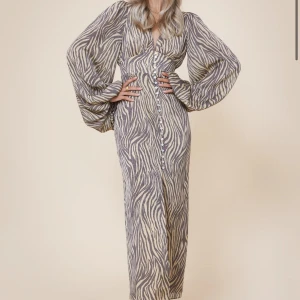 Adoore klänning  - Säljer världens finaste klänning, från Adoore. Den är använd 3 gånger, och har inga tecken på det. Den är i nyskick. Nypris 1695kr🤎