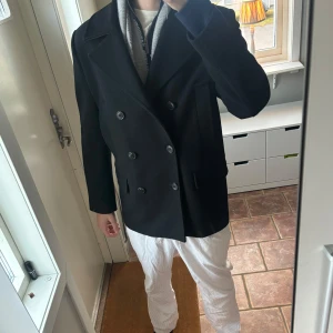Peacoat - Perfekt peacoat för höst/vintern av jasper conran. Storlek L Nyskick Hör av dig vid intresse eller frågor:)