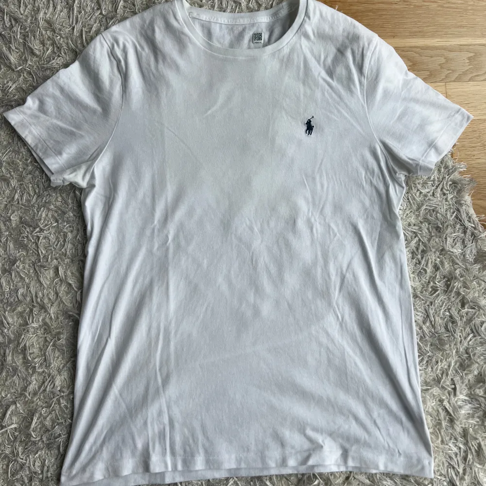 Säljer min Ralph Lauren tshirt då den inte kommer till använding. Köptes på Ralph Lauren på NK i Augusti och använts 5-10 gånger max. Köpte för 995 så säljer den för halva prise men det är ej hugget i sten. Tröjan är i fint skick, inga fläckar eller nopprigt tyg etc. Kvitto från Nk medföljer.. T-shirts.